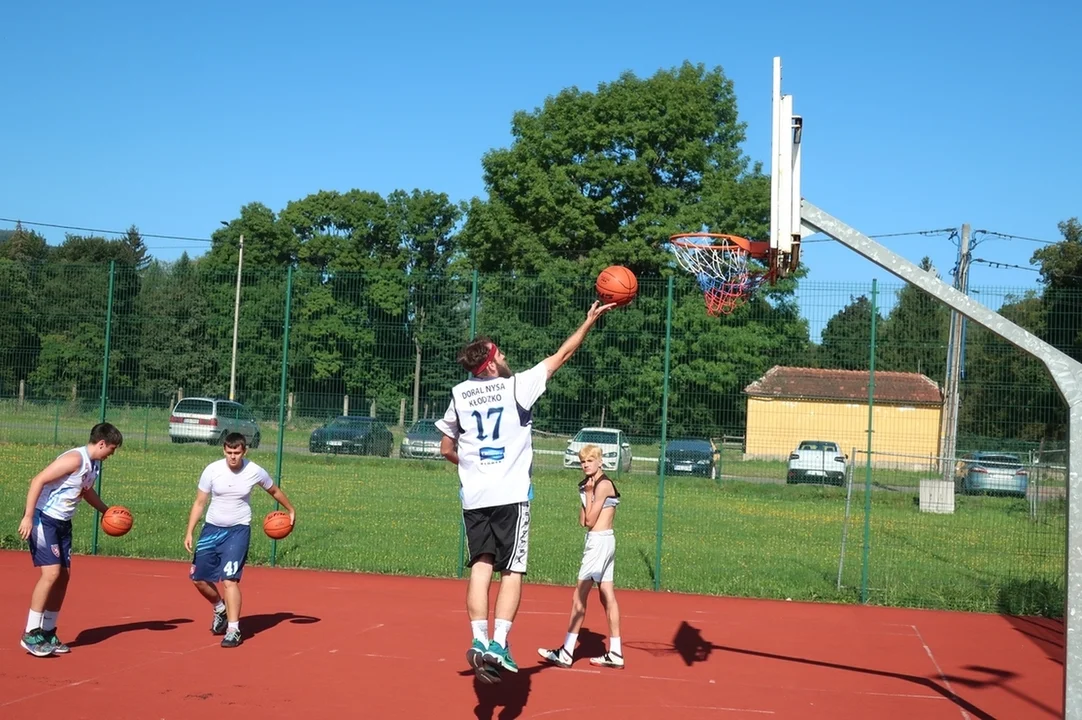 Zadecydował ostatni mecz! Wielkie emocje w upalnych warunkach podczas turnieju koszykówki 3x3 w Radkowie