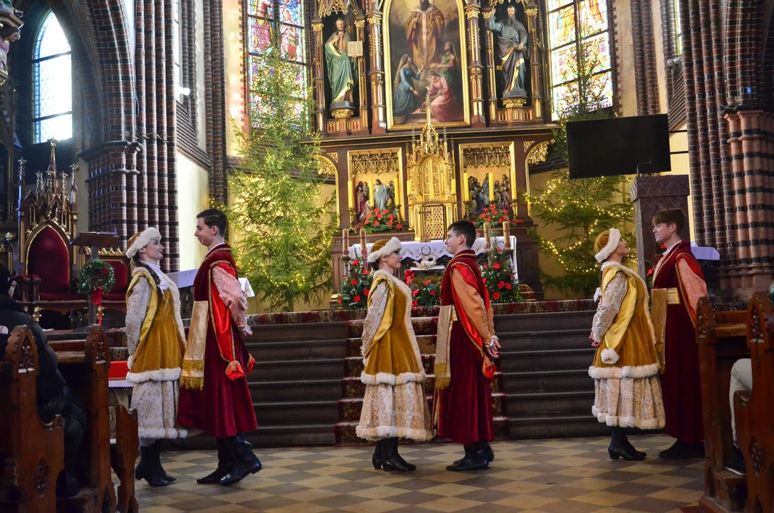 Koncert kolęd i pastorałek Zespołu Pieśni i Tańca "Nowa Ruda" w kościele św. Mikołaja [galeria]