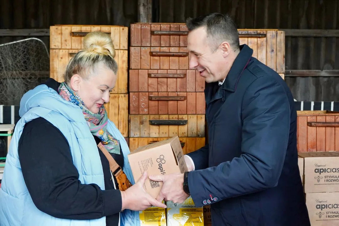 Dolny Śląsk wspiera pszczelarzy – Samorząd przekazuje ciasto pszczele