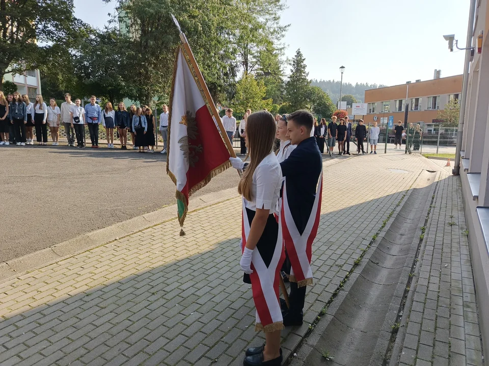 Rozpoczęcie nowego roku szkolnego w noworudzkim ogólniaku [galeria]