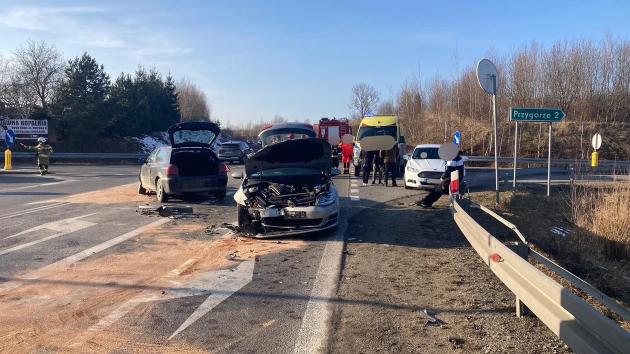 Nowa Ruda. Zderzenie dwóch aut na obwodnicy [aktualizacja] - Zdjęcie główne