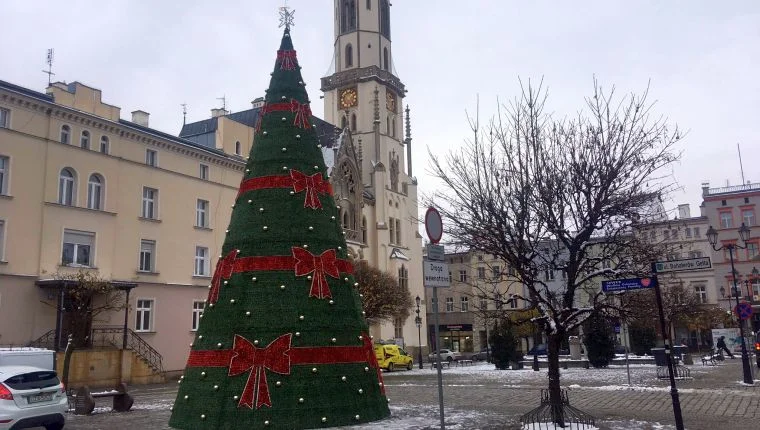 Ząbkowice Śląskie. Choinka na Rynku już stoi [FOTO] - Zdjęcie główne