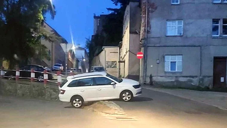 Ząbkowice Śl. Auto zsunęło się z Bohaterów Getta [FOTO] - Zdjęcie główne