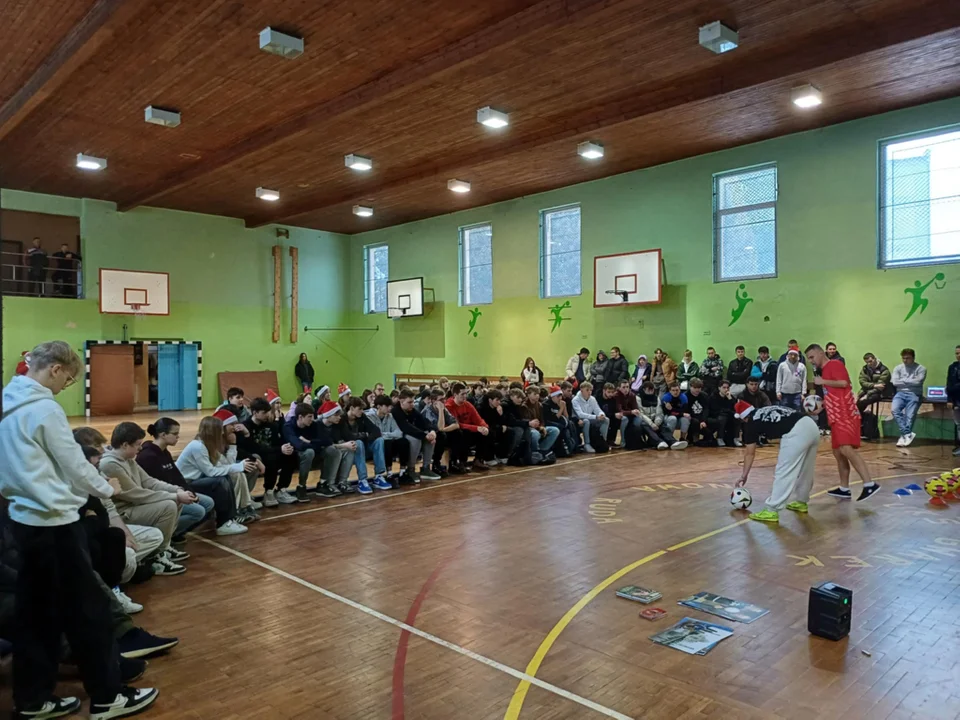 Nowa Ruda. Mikołajkowe spotkanie z mistrzem Freestyle Futbolu w Noworudzkiej Szkole Technicznej [galeria]