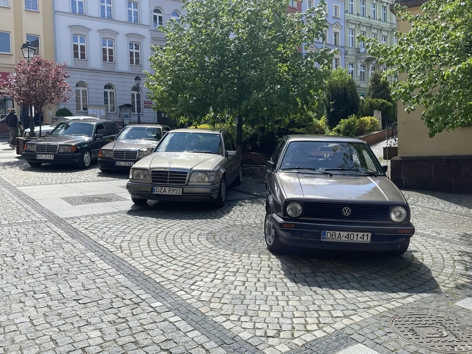 Nowa Ruda. Rynek pełen klasyki -  ósmy zlot zabytkowych pojazdów przyciągnął tłumy