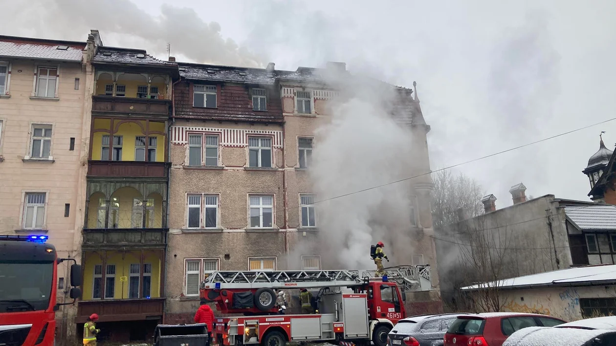 Kłodzko. Pożar w kamienicy przy ul. Łużyckiej [aktualizacja] - Zdjęcie główne