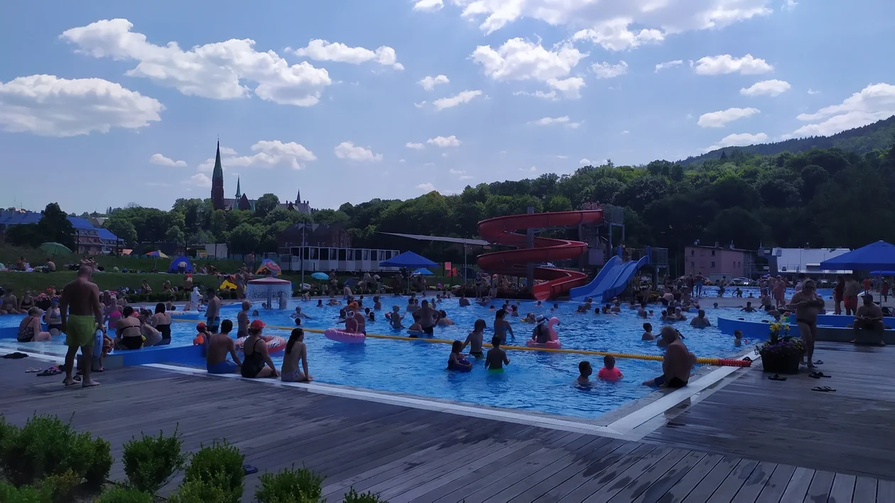 Nowa Ruda. Darmowy basen cieszy się wielką popularnością nie tylko mieszkańców miasta [zdjęcia] - Zdjęcie główne