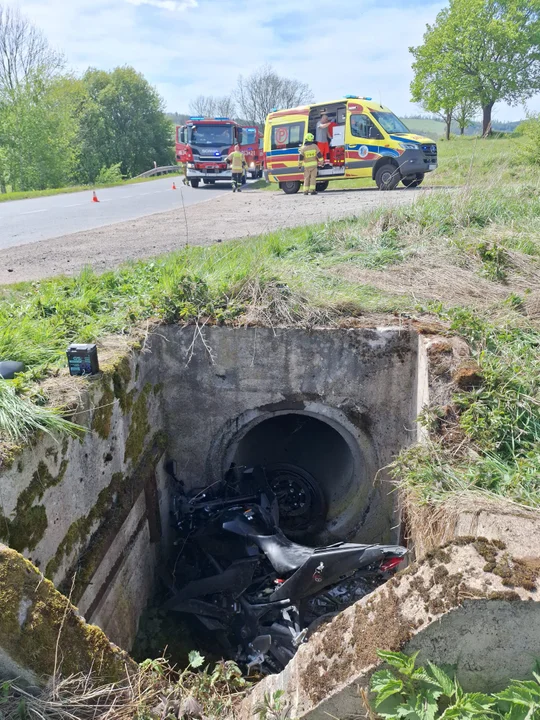 Ścinawka Dolna. 29-latek stracił panowanie nad motocyklem i uderzył w betonowy przepust [galeria]