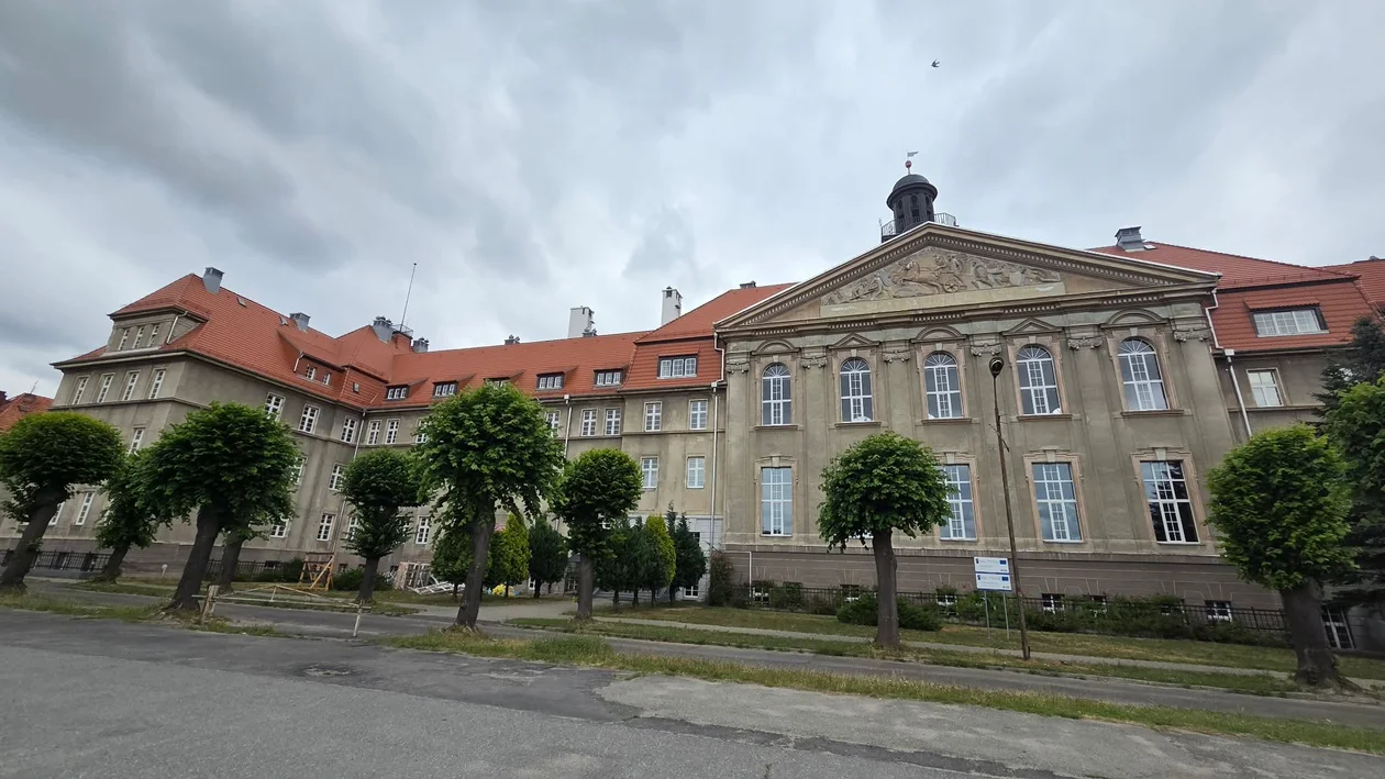ZĄBKOWICE ŚLĄSKIE. Termomodernizacja liceum za blisko 6,5 mln zł dobiega końca - Zdjęcie główne