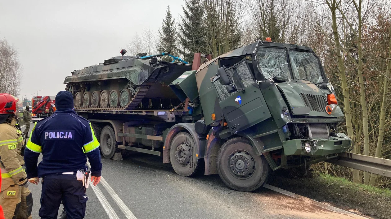 Wypadek ciężarówek kolumny wojskowej na krajowej ósemce FOTO - Zdjęcie główne