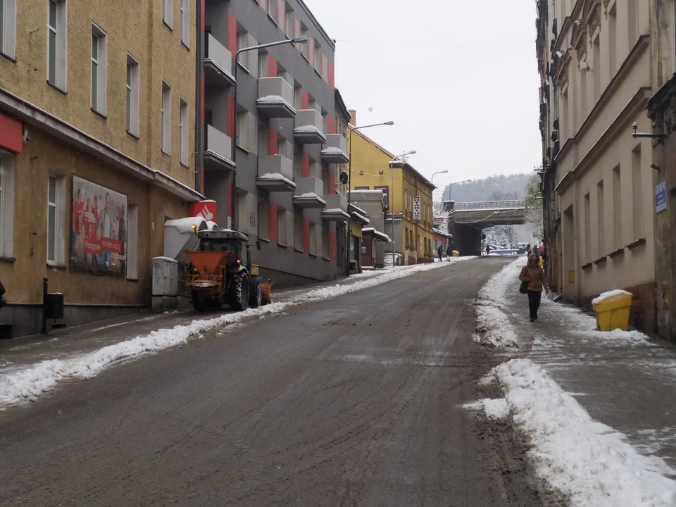 Nowa Ruda. Drogi nie muszą być czarne, muszą być przejezdne?