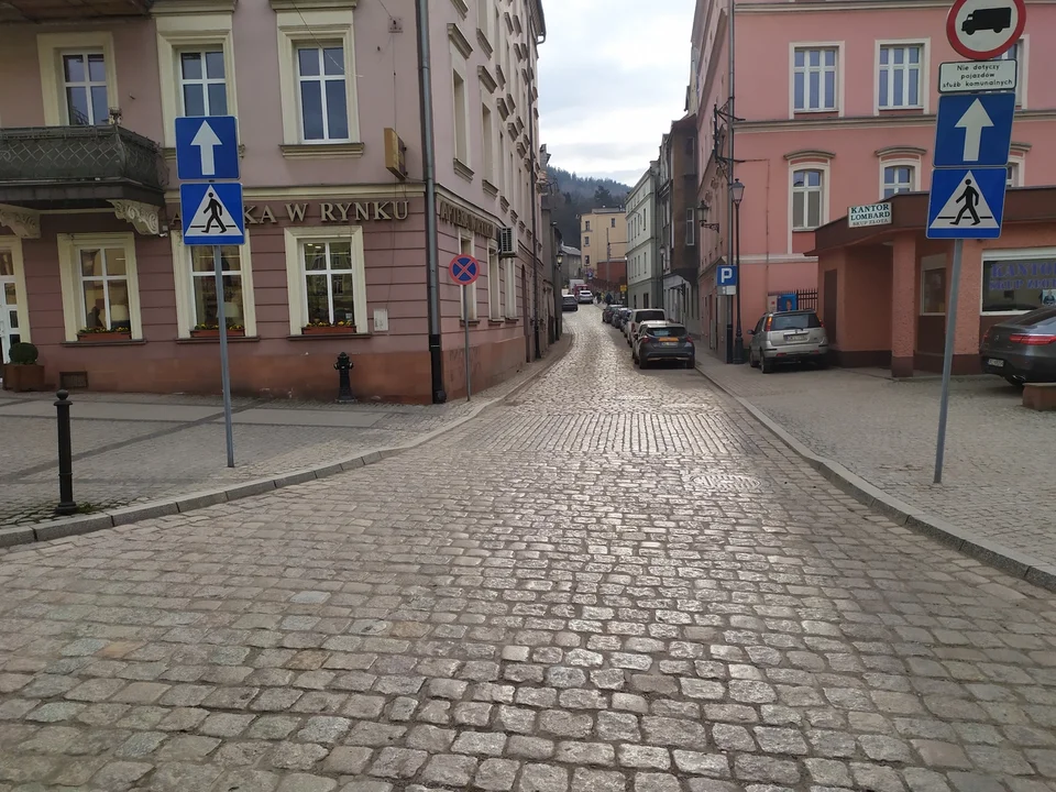 Nowa Ruda. Zakończono remont ulic Kościelnej i Martwej. Zmiana organizacji ruchu nie wszystkim się podoba [zdjęcia]