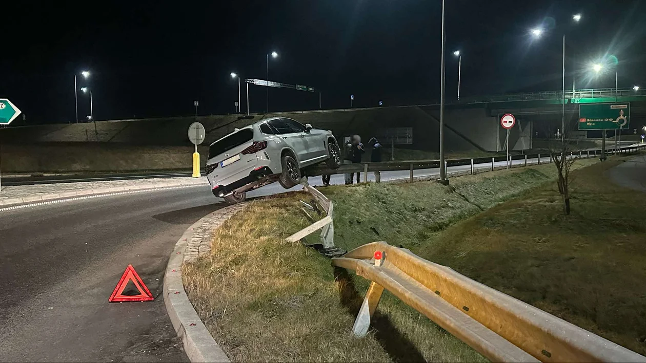 Kłodzko. BMW zawiesiło się na barierkach [zdjęcia]