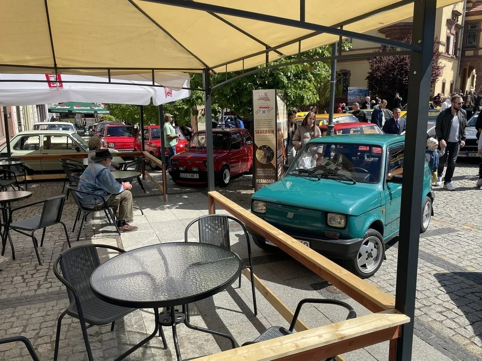 Nowa Ruda. Rynek pełen klasyki -  ósmy zlot zabytkowych pojazdów przyciągnął tłumy
