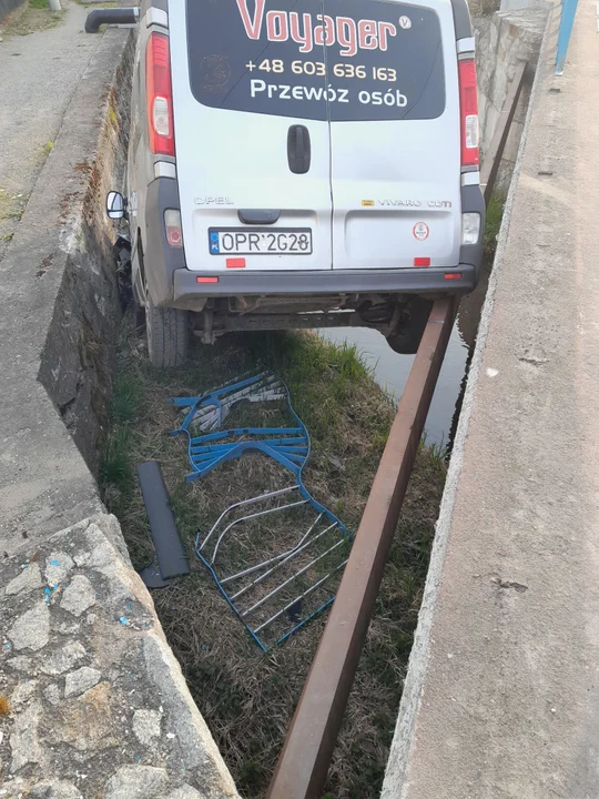 Gmina Kamieniec Ząbkowicki. Bus wpadł do przydrożnego potoku