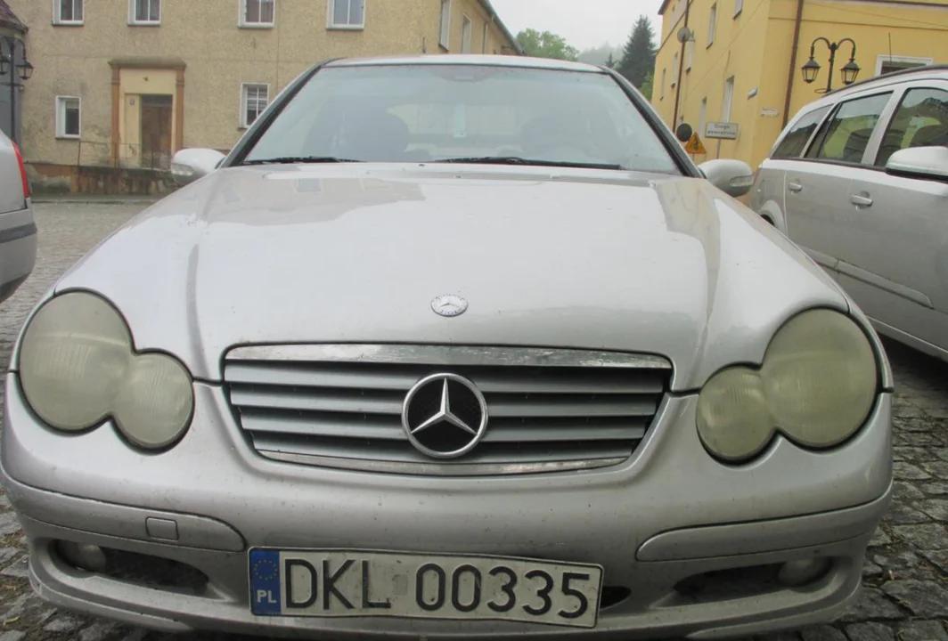 Mercedes trafi pod młotek. Fiskus wyprzedaje przejęte auto - Zdjęcie główne