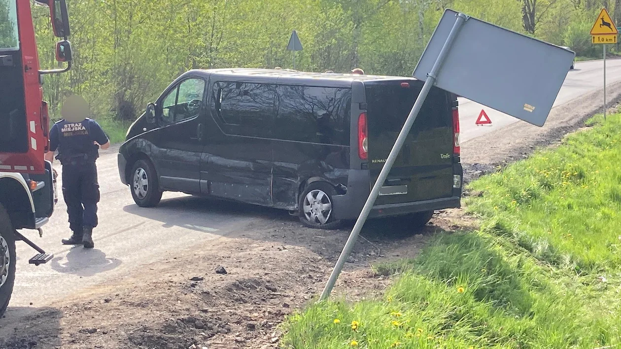 Gmina Kłodzko. Zderzenie opla i busa w Gołogłowach. Dwie osoby trafiły do szpitala