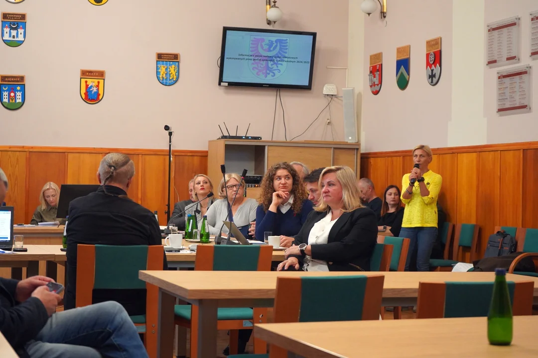 Sesja Rady Powiatu Ząbkowickiego: nagrody dla uczniów i ważne decyzje finansowe [galeria]