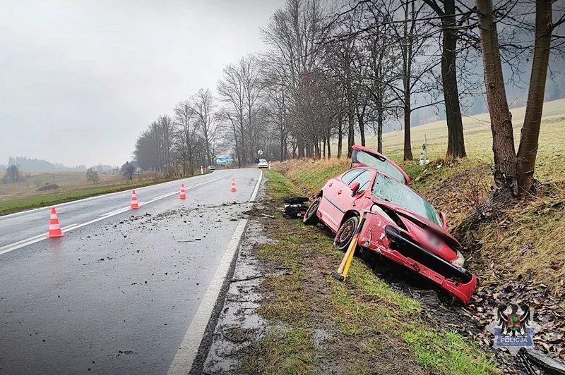 24-letni noworudzianin dachował pojazdem przed Głuszycą - Zdjęcie główne