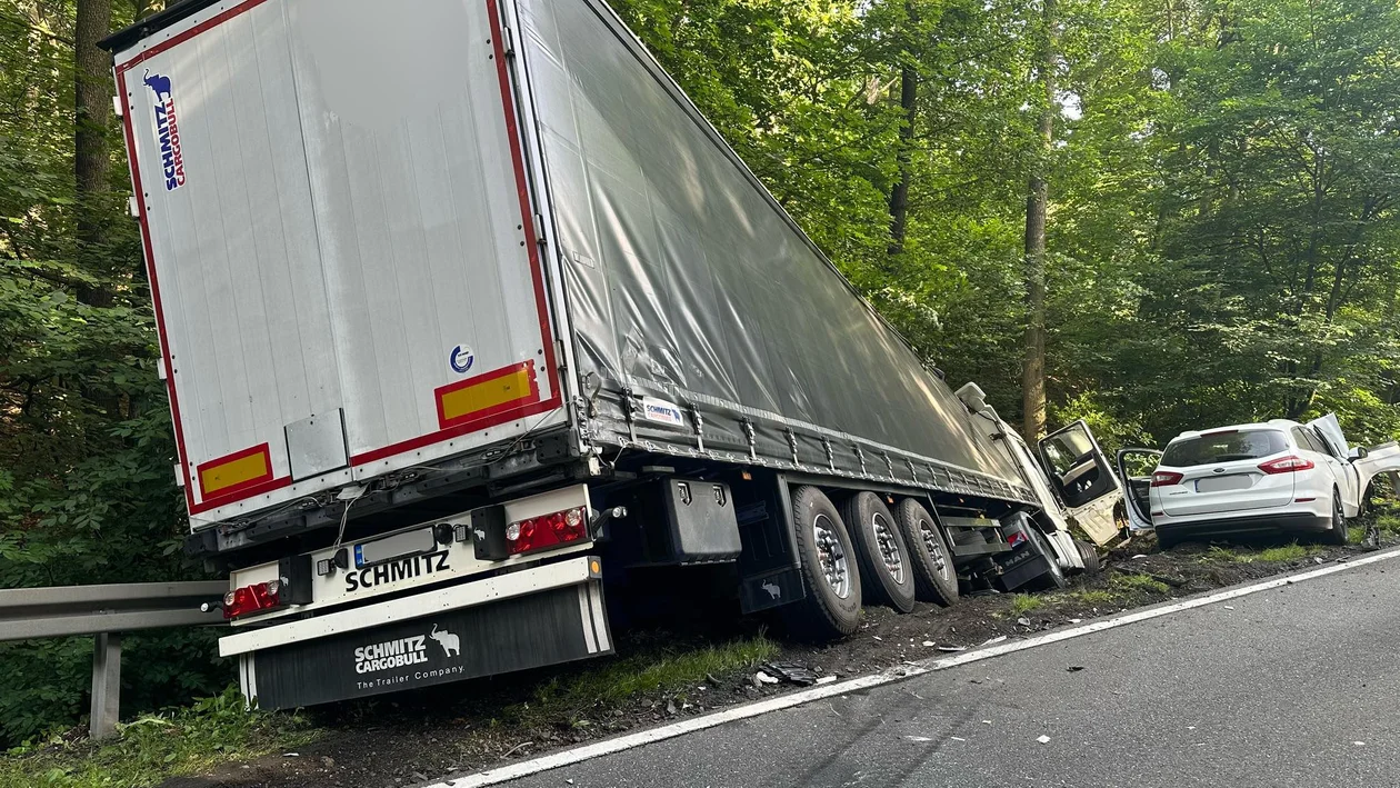 Zderzenie ciężarówki i dwóch aut osobowych na DK 46 [zdjęcia]