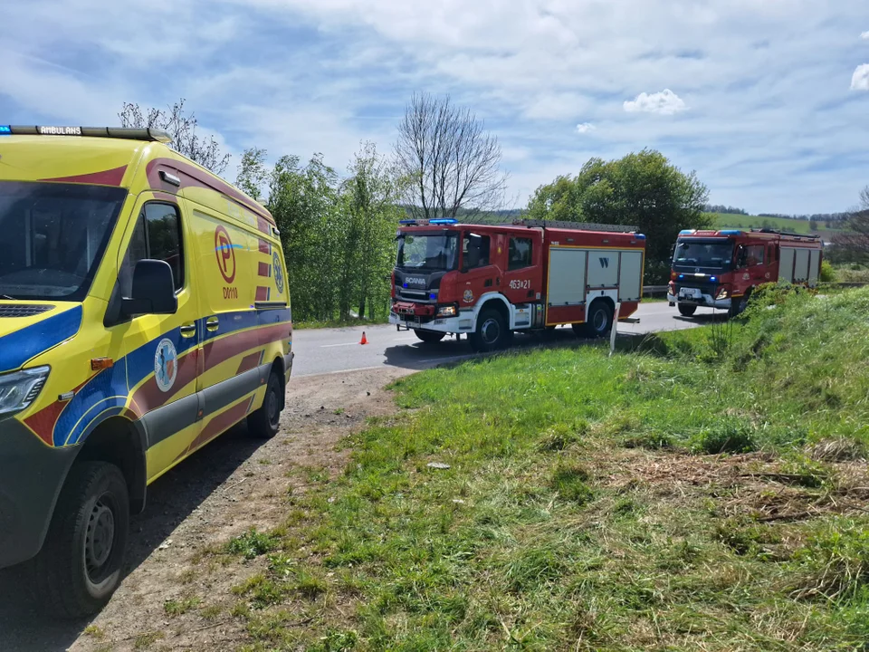 Ścinawka Dolna. 29-latek stracił panowanie nad motocyklem i uderzył w betonowy przepust [galeria]