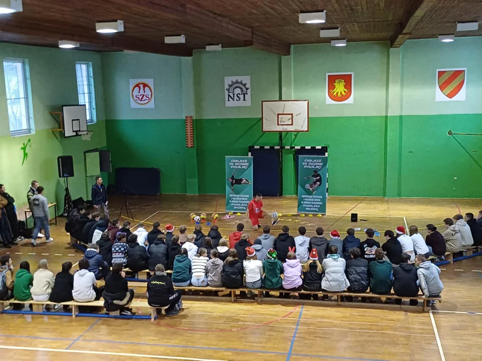 Nowa Ruda. Mikołajkowe spotkanie z mistrzem Freestyle Futbolu w Noworudzkiej Szkole Technicznej [galeria]