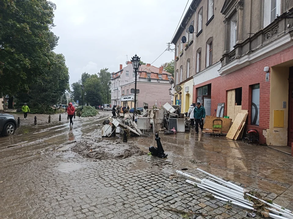 Kłodzko. W deszczu usuwają skutki powodzi [zdjęcia]