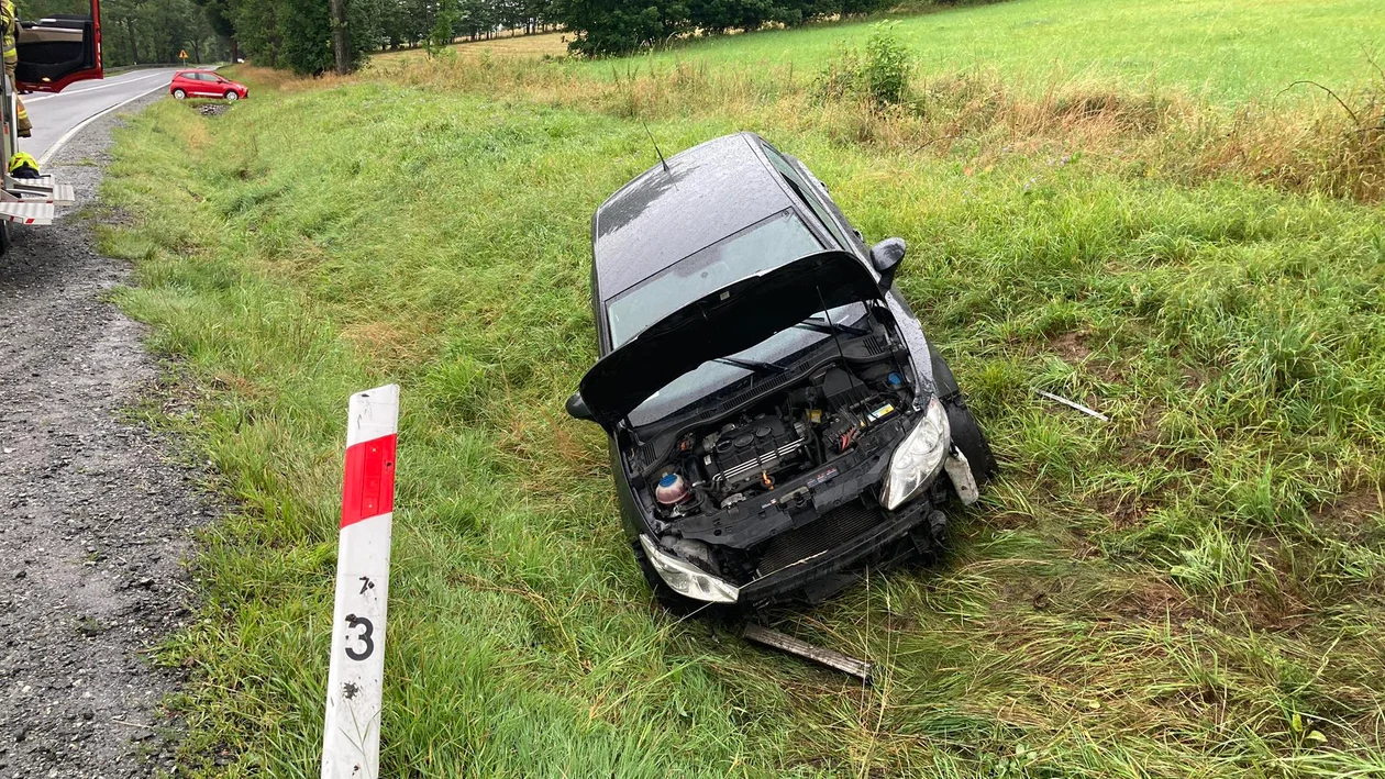 Podzamek. Poniedziałek na naszych drogach rozpoczął się niebezpiecznie - Zdjęcie główne