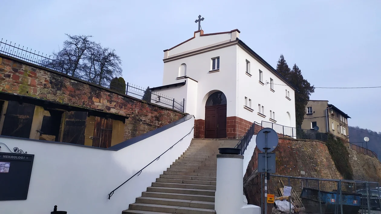 Nowa Ruda. Budynek bramowy na cmentarz po metamorfozie. Główne wejście otwarte