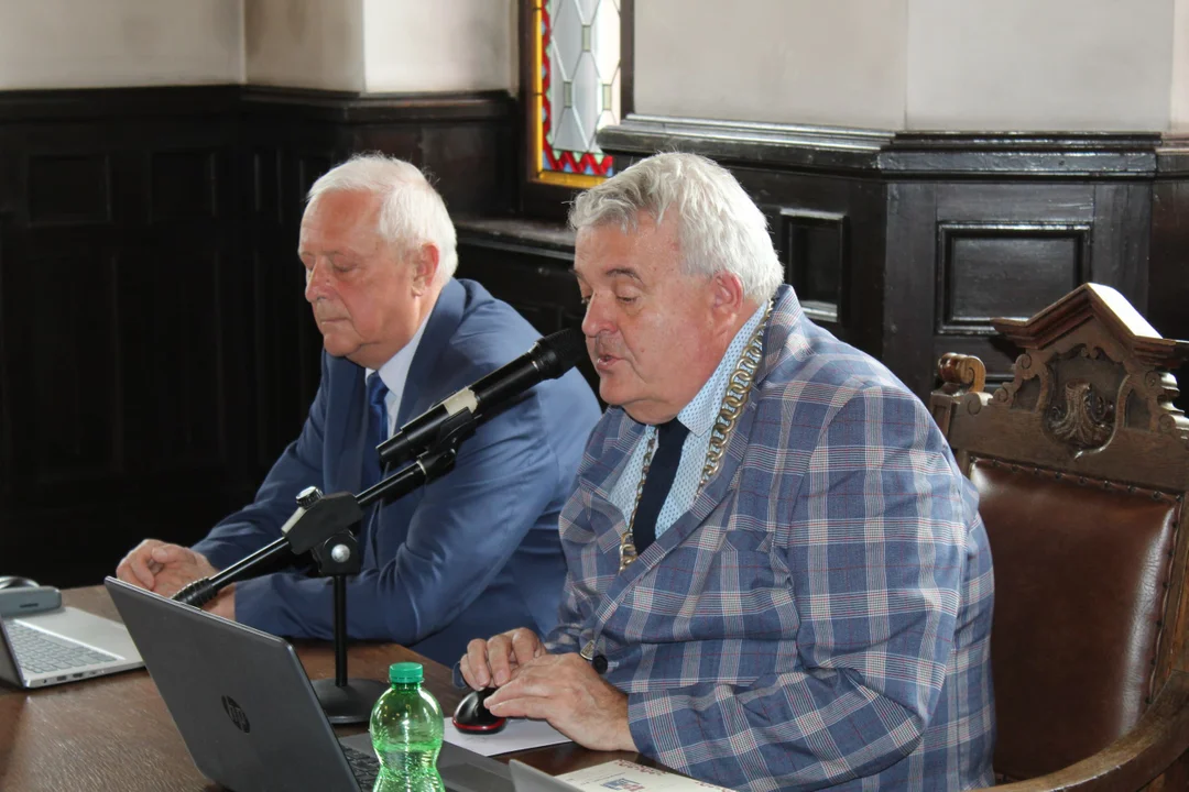 XV Sesja Rady Miejskiej w Nowej Rudzie [zdjęcia]