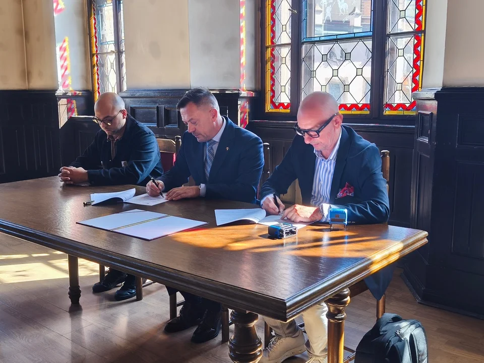Nowa Ruda. Podpisano umowę na przekształcenie budynku byłej dwójki w Środowiskowy Dom Samopomocy [galeria]