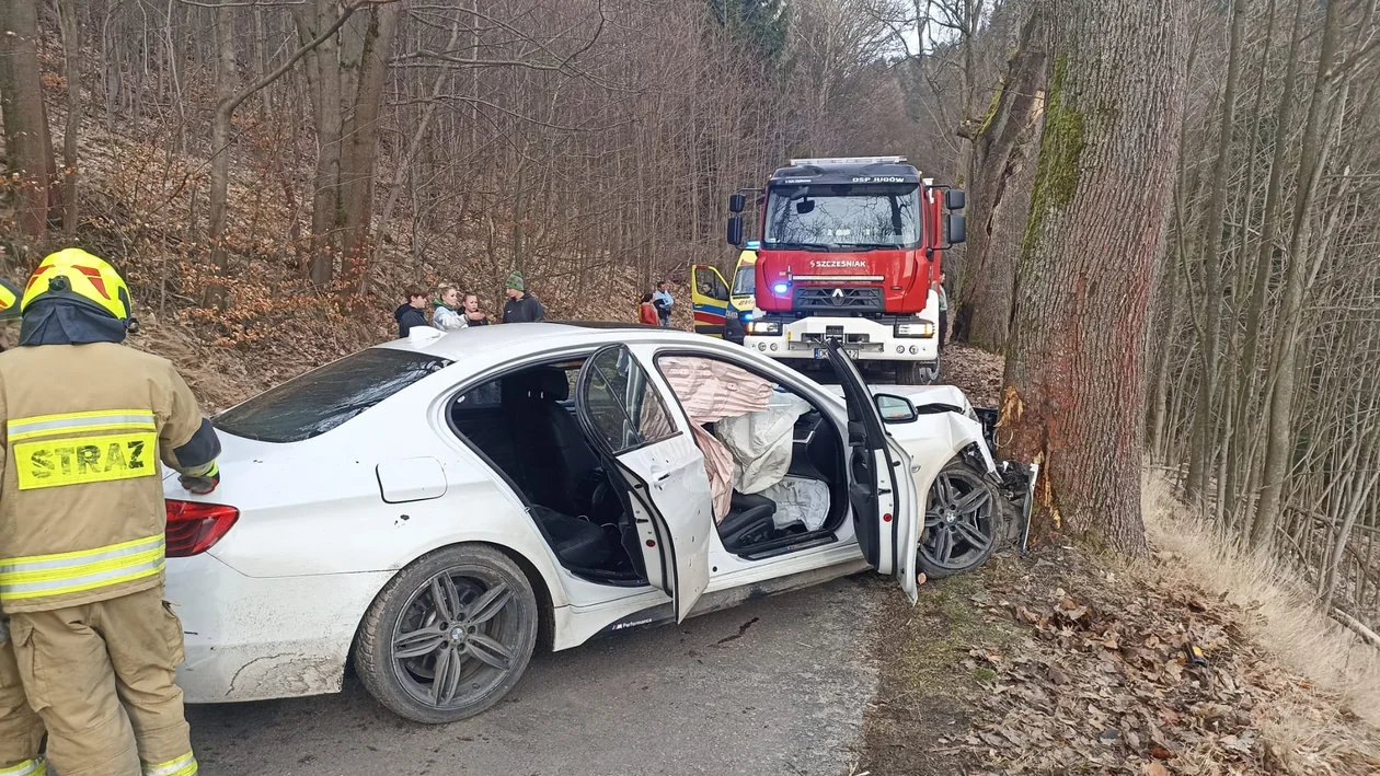 W Sokolcu BMW uderzyło w drzewo. Na miejscu lądował śmigłowiec LPR - Zdjęcie główne