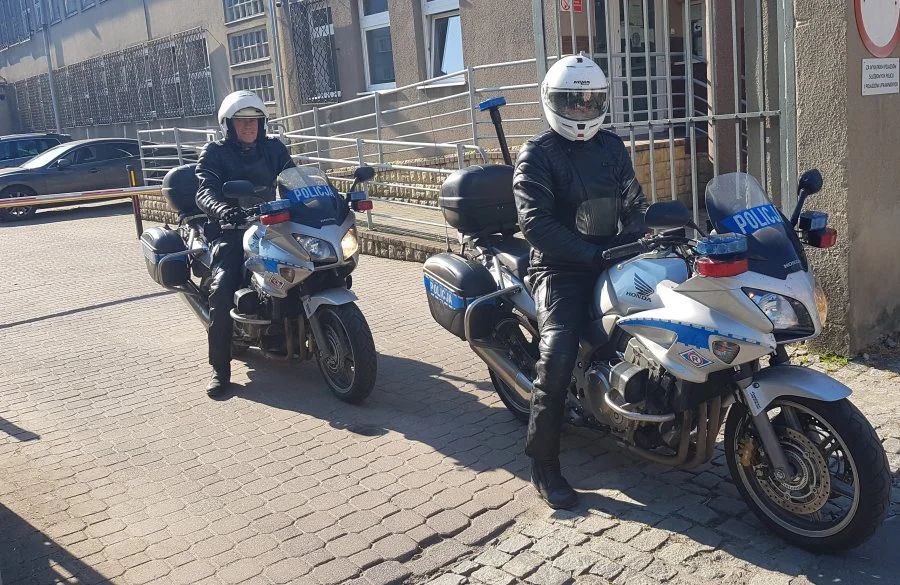 Policjanci na motocyklach patrolują drogi powiatu kłodzkiego - Zdjęcie główne