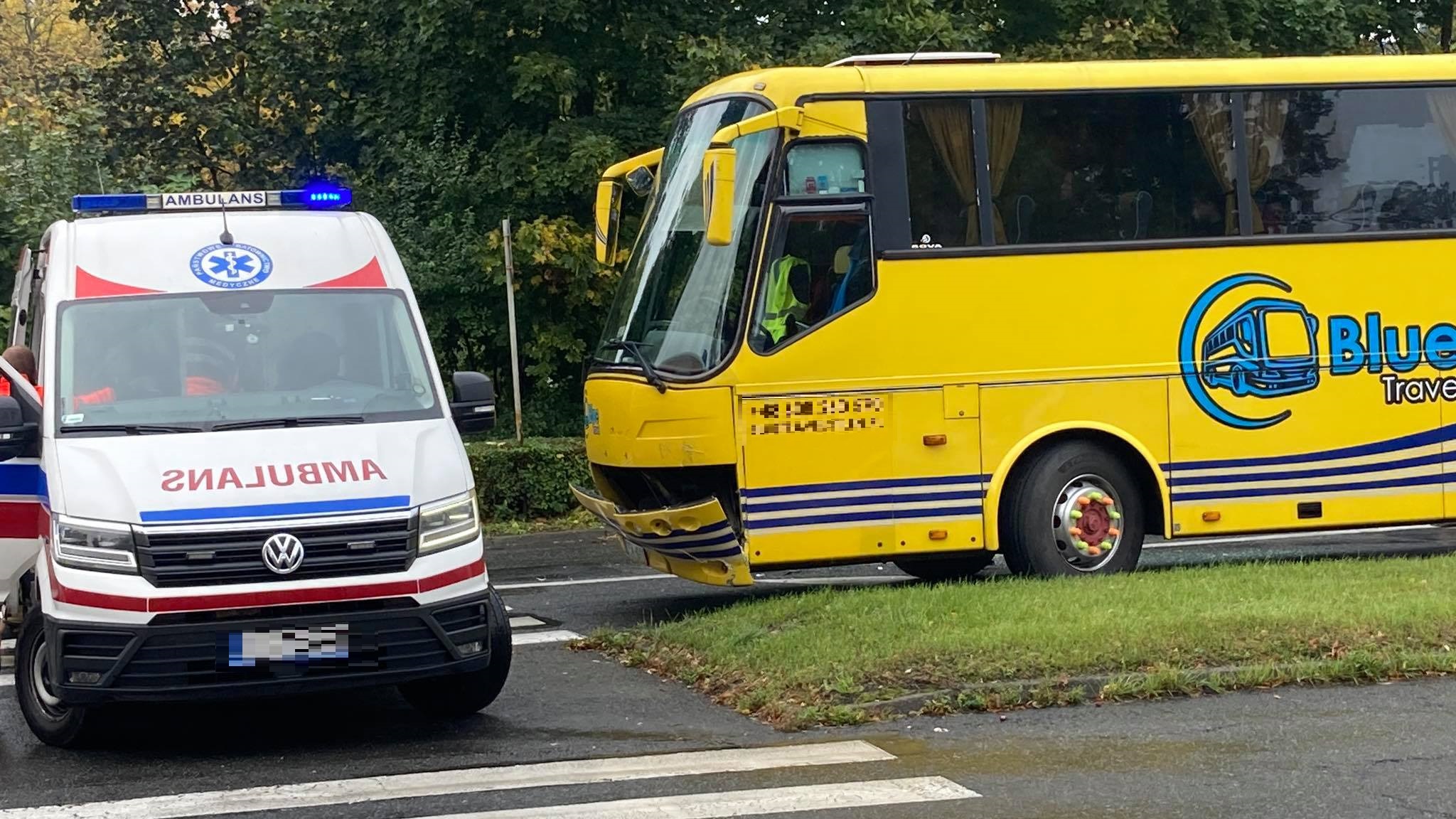 Kłodzko: Autobus uderzył w L-kę, podróżowały nim dzieci - przesuń w prawo i zobacz zdjęcia