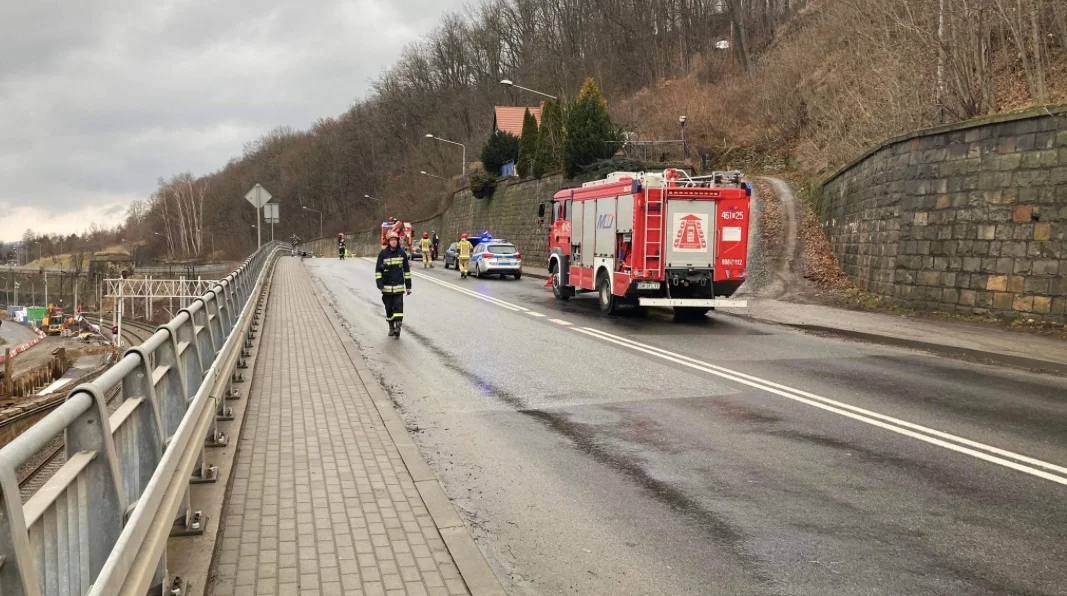 Kłodzko. Kierujący audi wjechał w barierki [ZDJĘCIA] - Zdjęcie główne