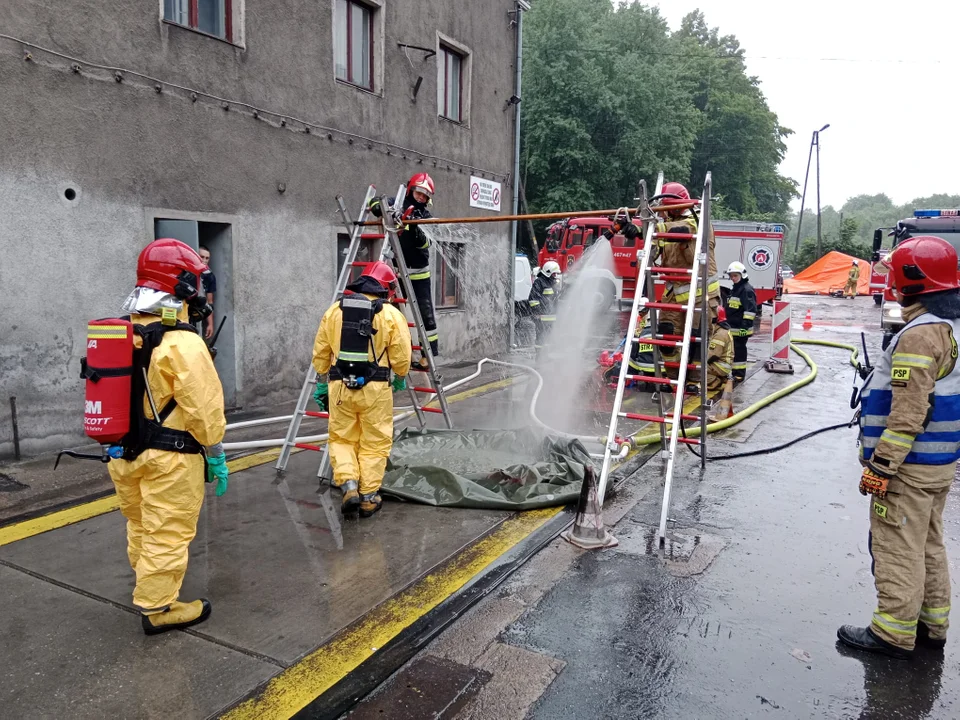 Nowa Bystrzyca. Strażacy ćwiczyli w fabryce papieru - Zdjęcie główne