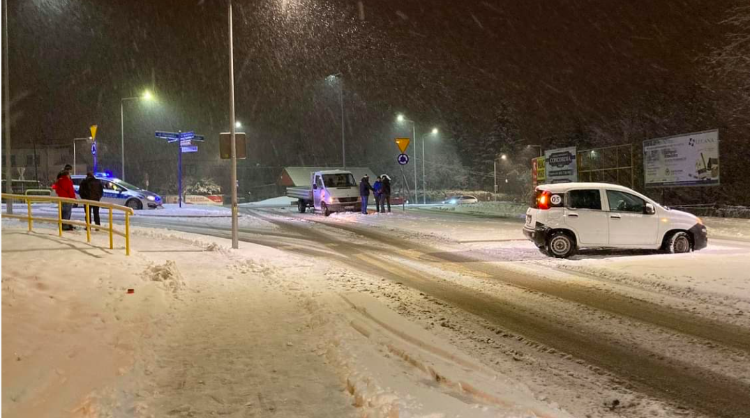 Kłodzko. Potrójne zderzenie na rondzie - Zdjęcie główne