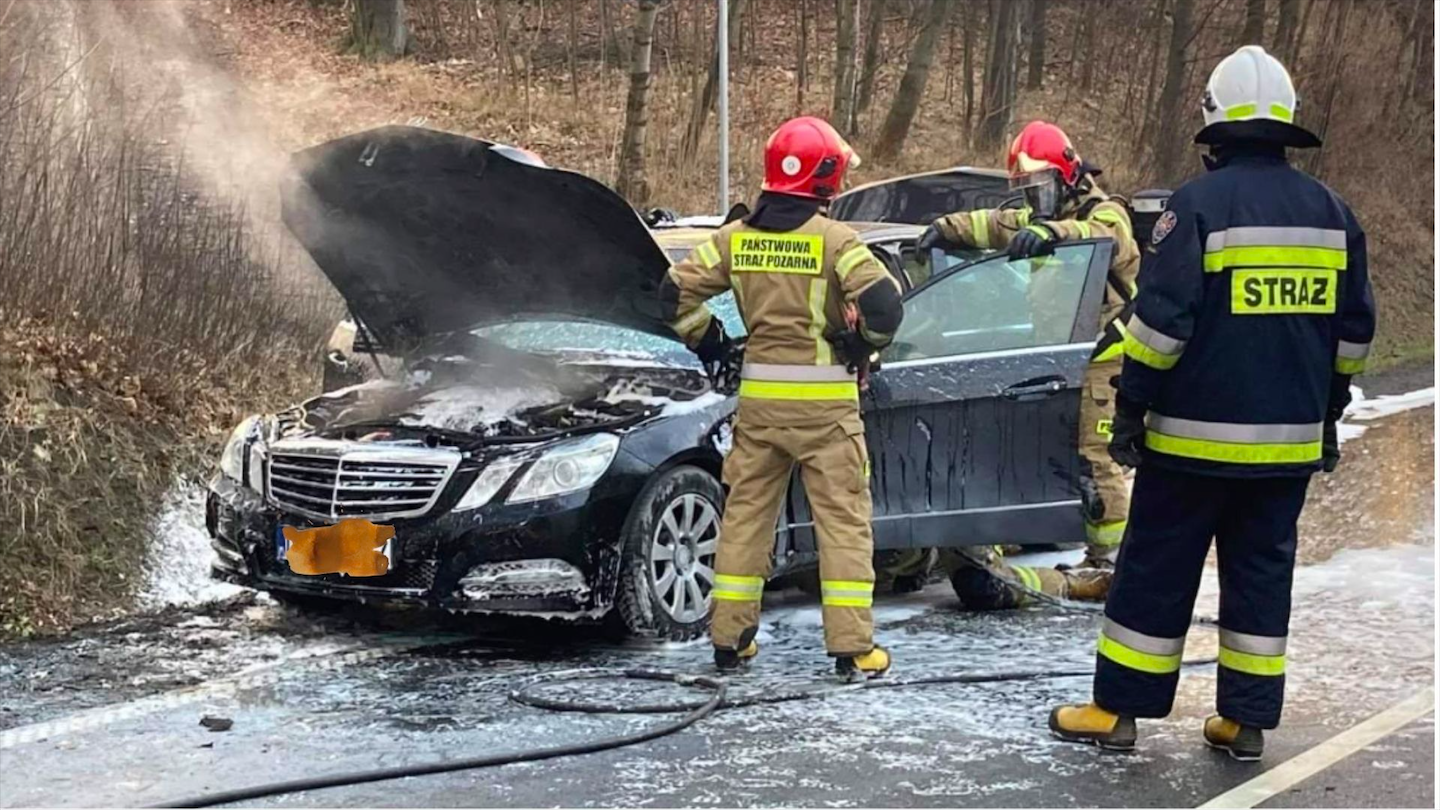 Żelazno: na drodze zapalił się Mercedes - Zdjęcie główne