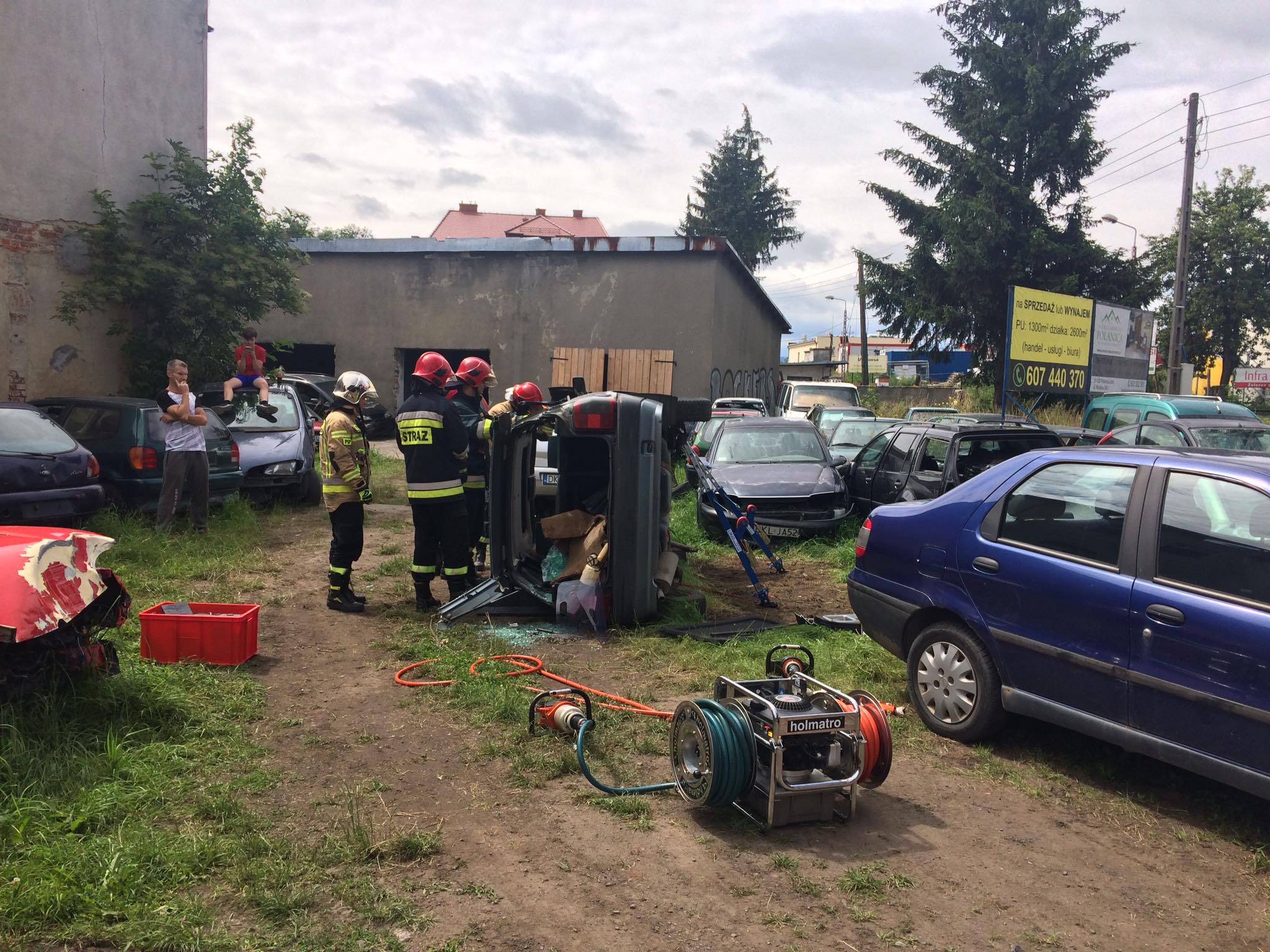 Wyciągają rannych z aut - Zdjęcie główne