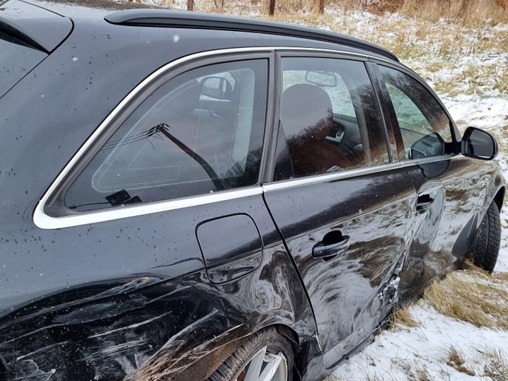 Kłodzko. Kierowca Audi wylądował na słupie - przesuń w prawo i zobacz zdjęcia
