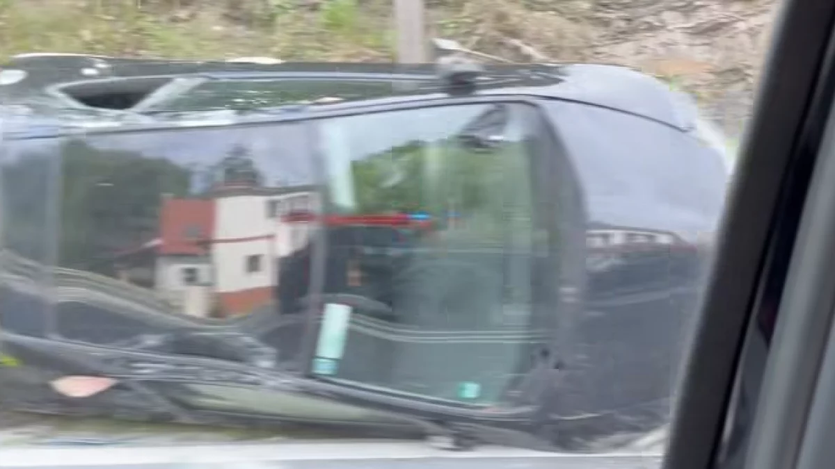 DK8 Dębowina. Groźne zdarzenie drogowe. Auto obrócone na drodze