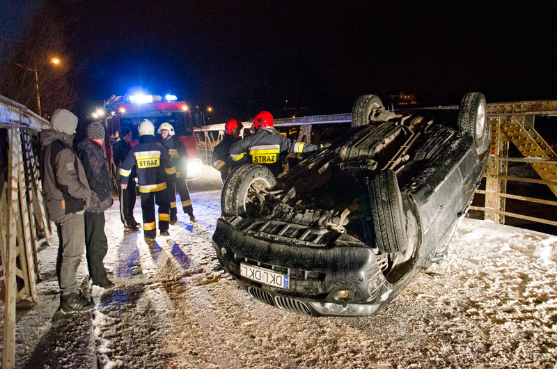 Na moście rozbiło się BMW X5. - Zdjęcie główne