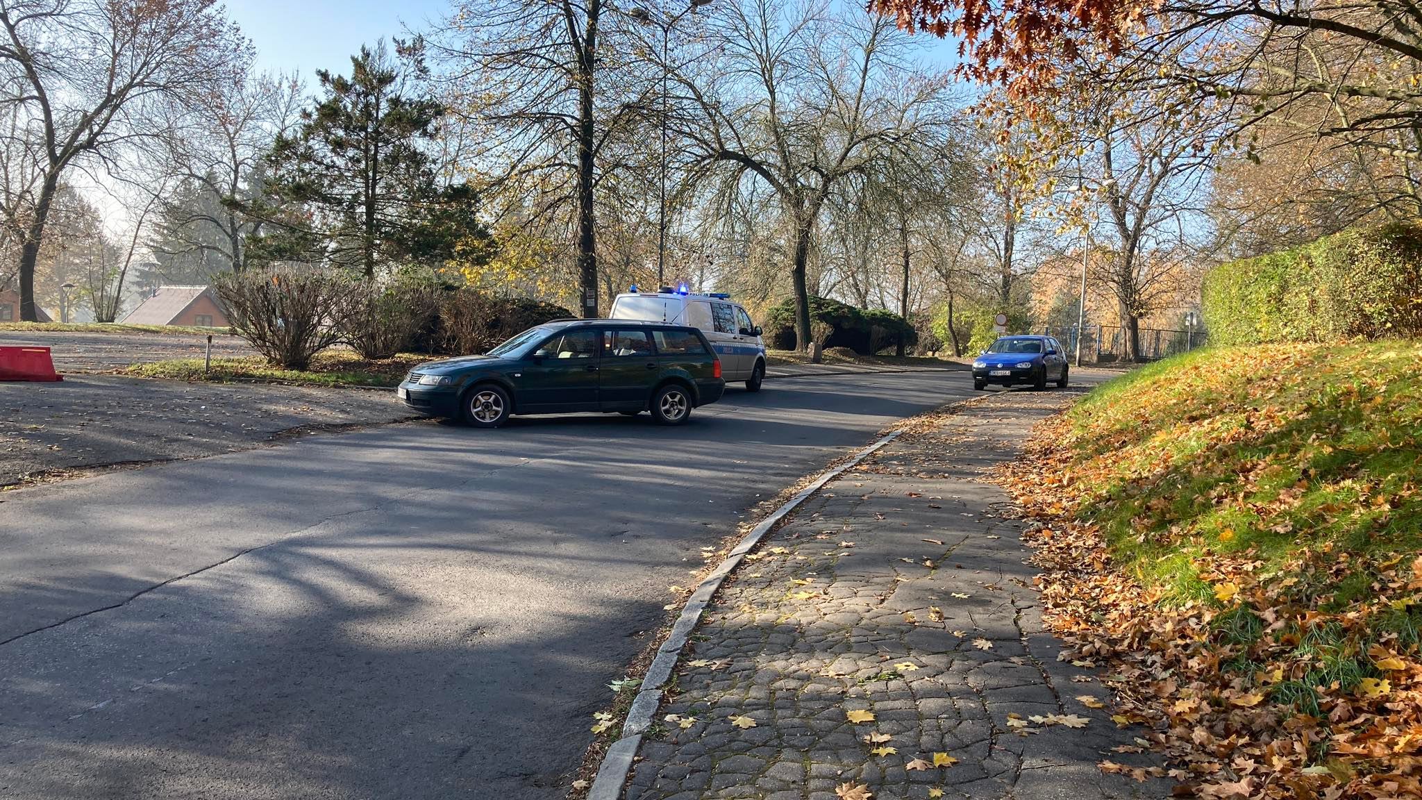 Kłodzko. Auto stoczyło się na środek drogi - Zdjęcie główne