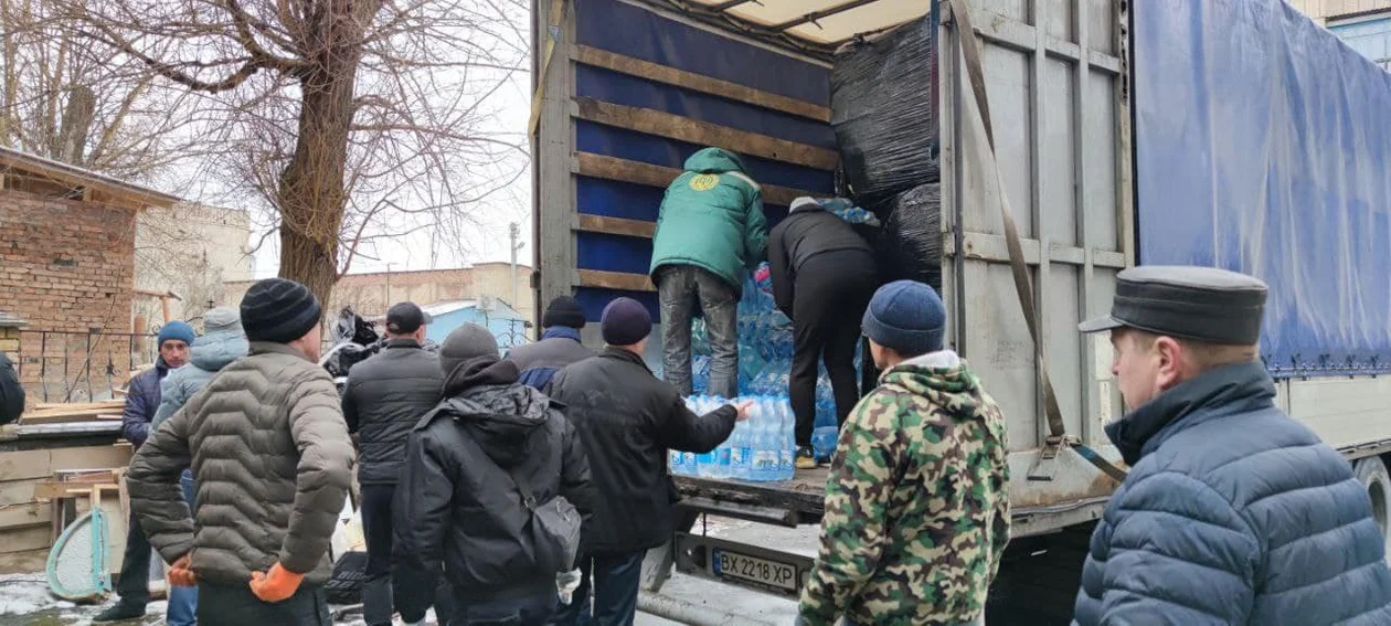 Rozładunek darów w ukraińskiej miejscowości Poninka.