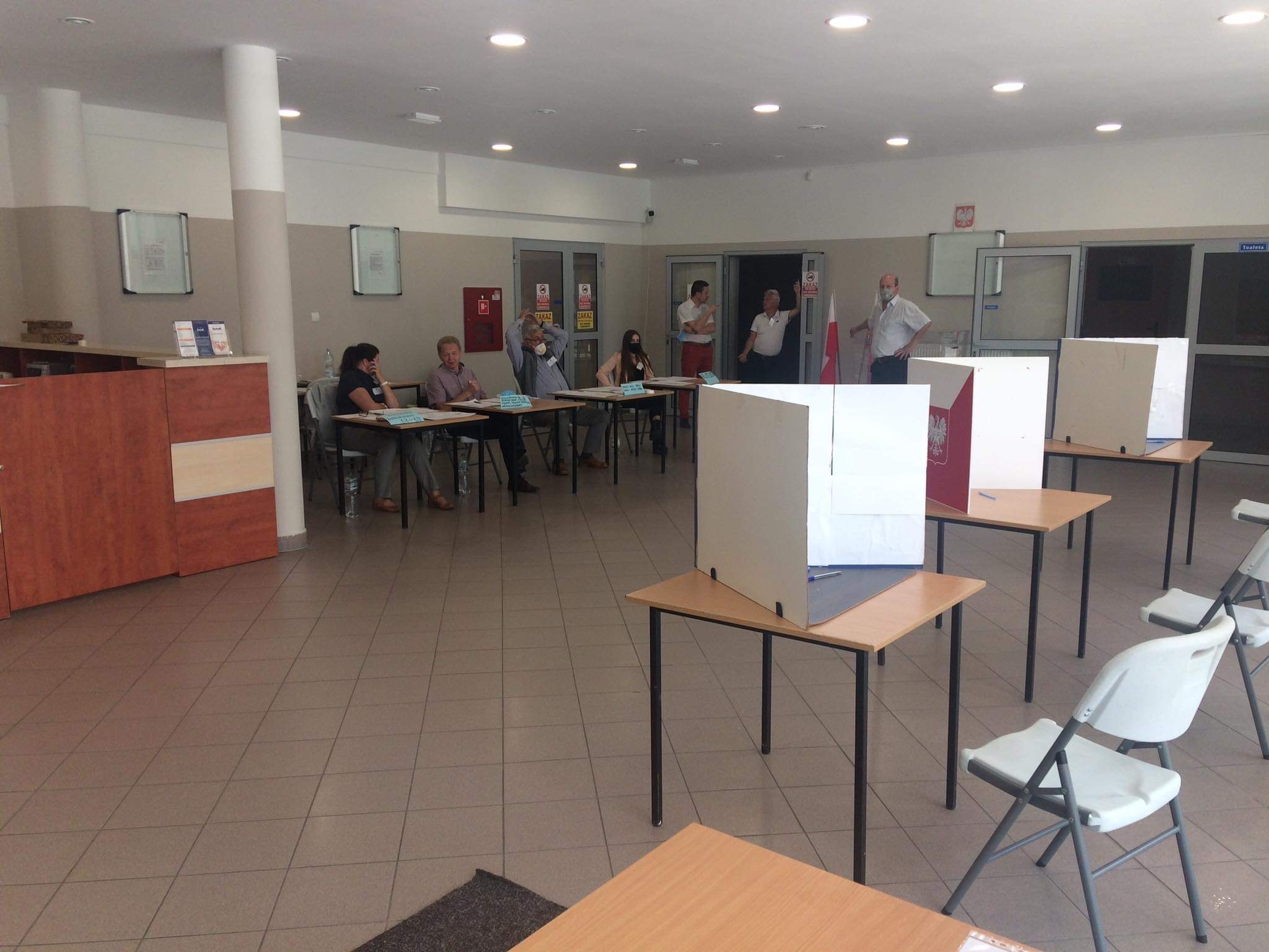 Głosowanie w budynku hali sportowej