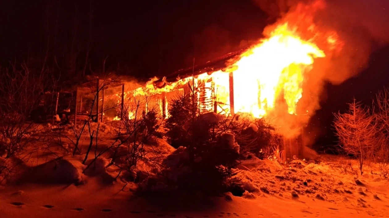 Pożar domu w Gniewoszowie. Zbiórka na pomoc dla właścicielki - Zdjęcie główne