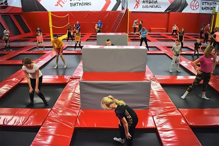 Park trampolin został specjalnie zaprojektowany, by cieszyć i małych, i dużych. Każdy znajdzie tu coś dla siebie. W parku poza dużą strefą do skakania znajduje się również kilka innych atrakcji: tor przeszkód, basen z gąbkami oraz ścianka wspinaczkowa. Świetna zabawa połączona z treningiem