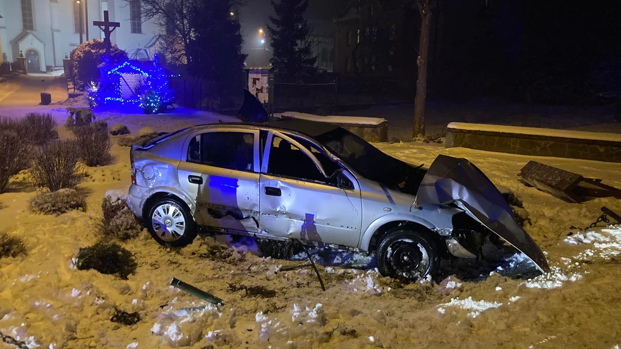 Kierowca jechał sam. Nic mu się nie stało.