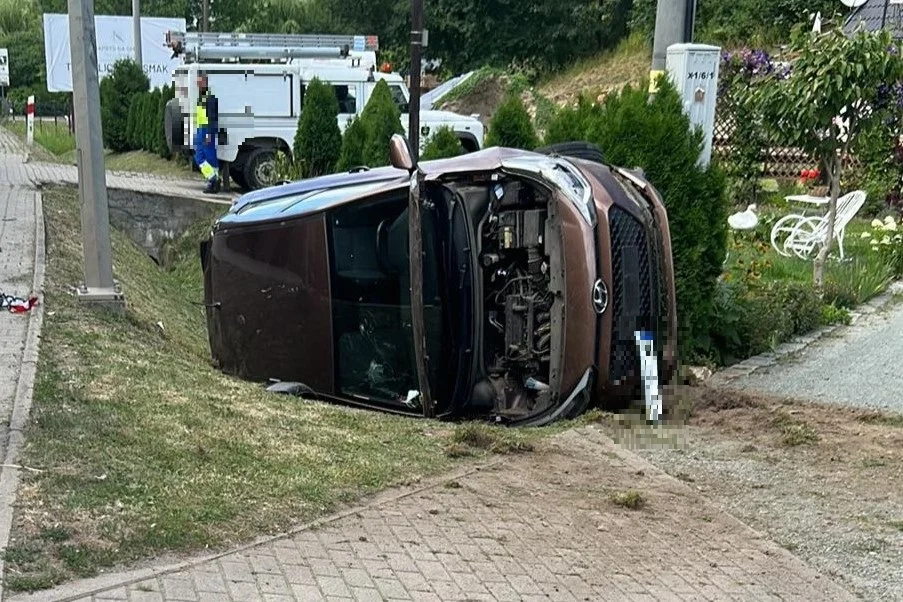 Jeleniów. Hyundai w rowie. 56-letnia kierująca w szpitalu - Zdjęcie główne