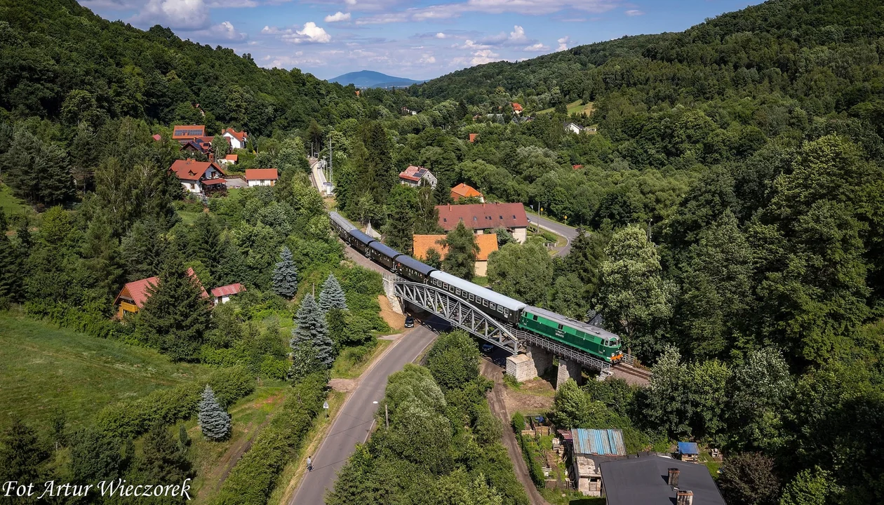 Kolejowe szlaki Dolnego Śląska. Koleją w Góry Sowie - Zdjęcie główne